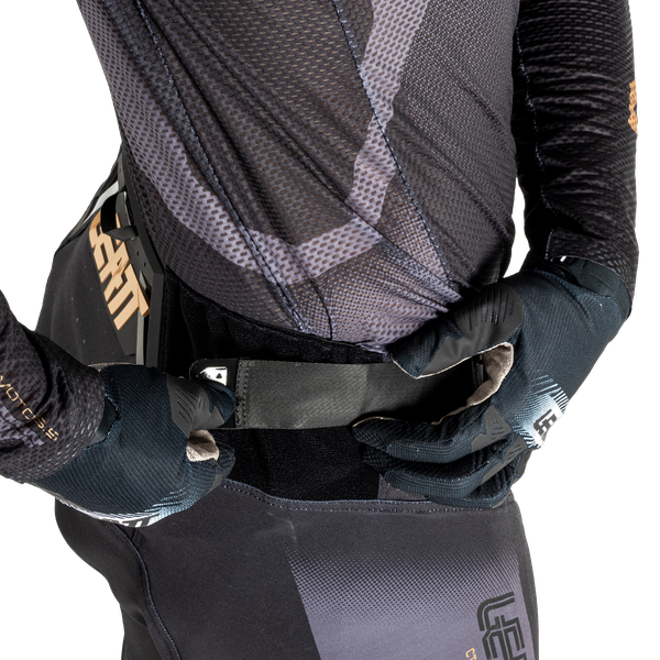 סט מכנס וחולצה 5.5 Stealth V25 - Leatt