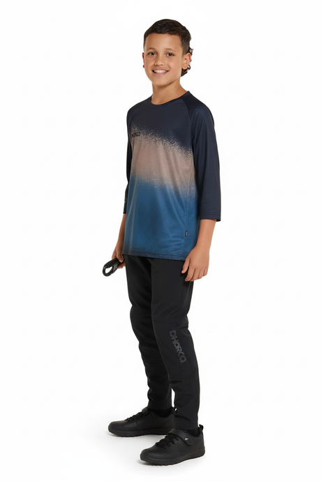 ילדה עם מכנס ארוך