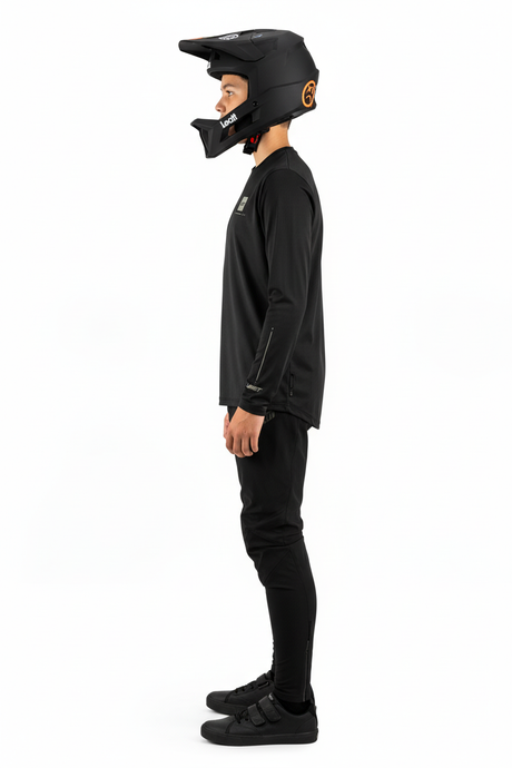 ילד מהצד עם קסדה