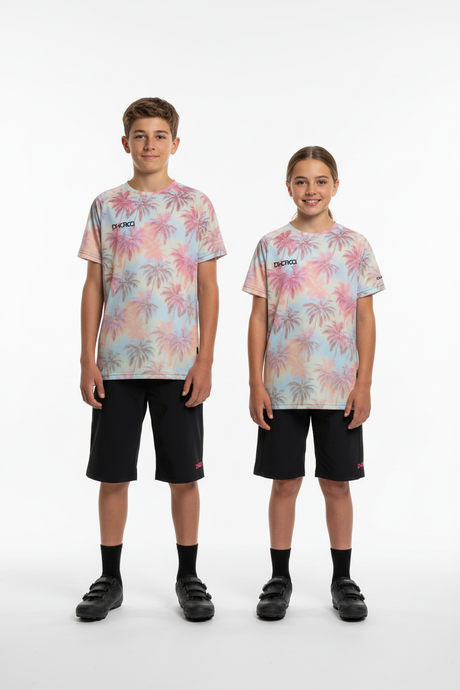 ילד וילדה עם הסט