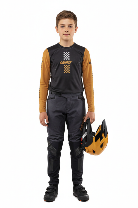 ילד מחזיק קסדה מהלסת