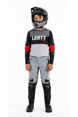 ילד רוכב אופניים