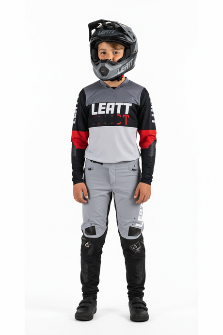 ילד רוכב אופניים