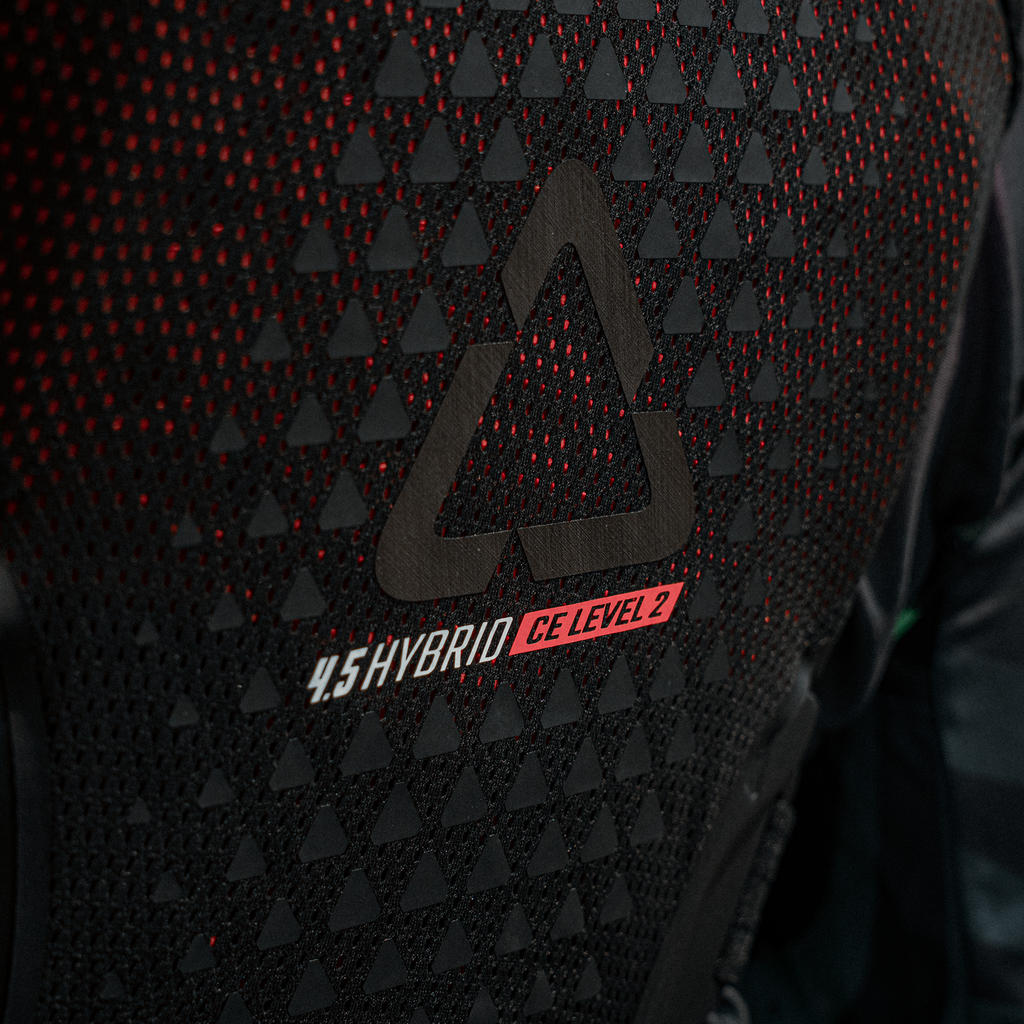 מגן חזה Leatt 4.5 Hybrid שחור